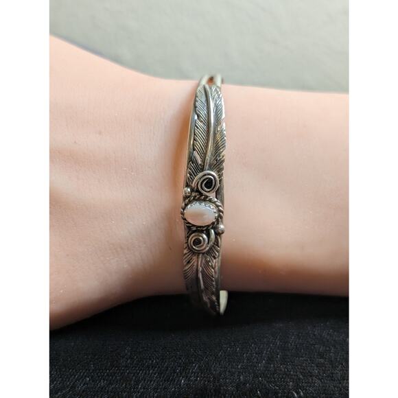VTG Unsigned Navajo Mother of Pearl Feather Thin Sterling Silver Cuff Bracelet - Picture 6 of 6